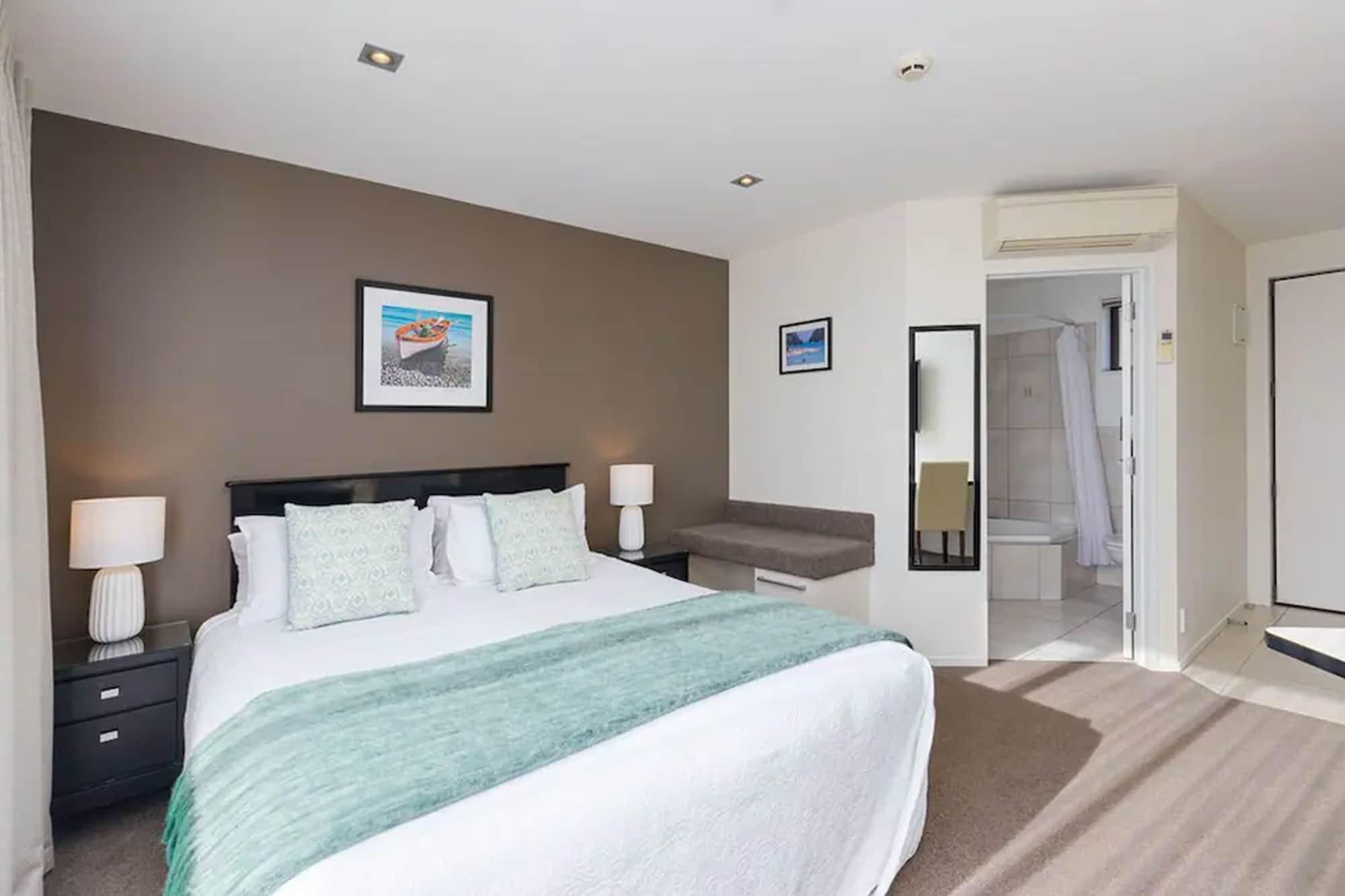 Palazzo Motor Lodge Nelson Luaran gambar A bedroom at the hotel