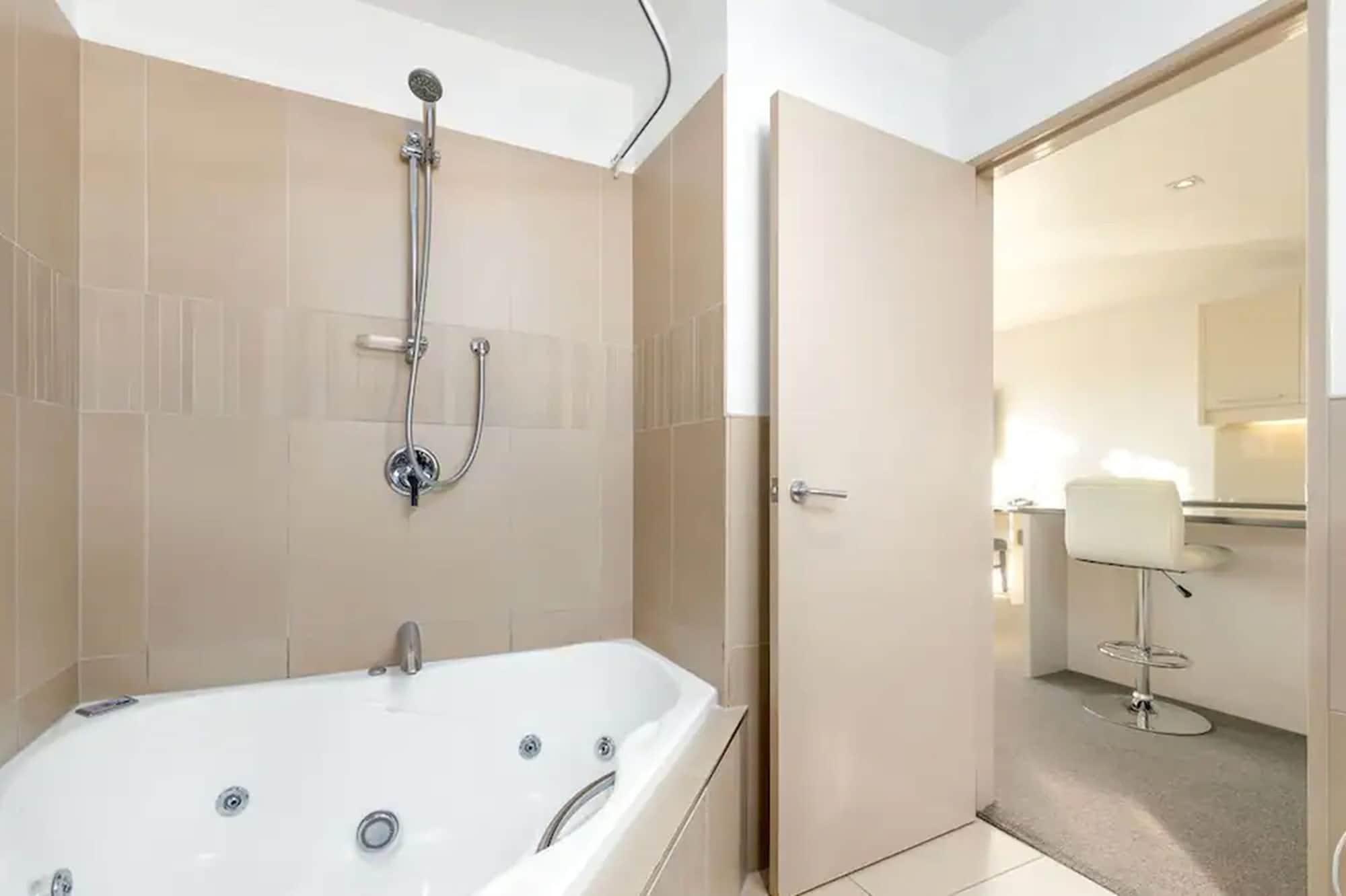 Palazzo Motor Lodge Nelson Luaran gambar A shower over a bathtub