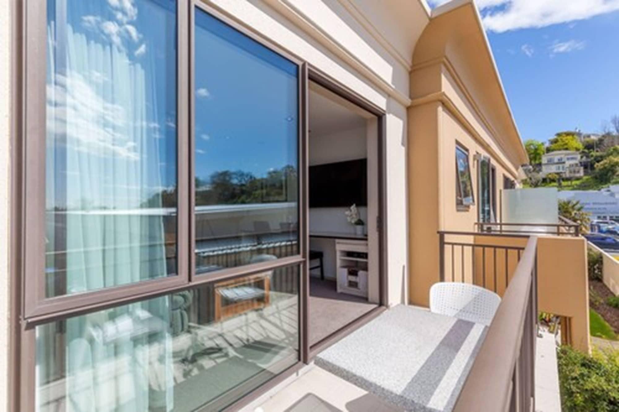 Palazzo Motor Lodge Nelson Luaran gambar A balcony