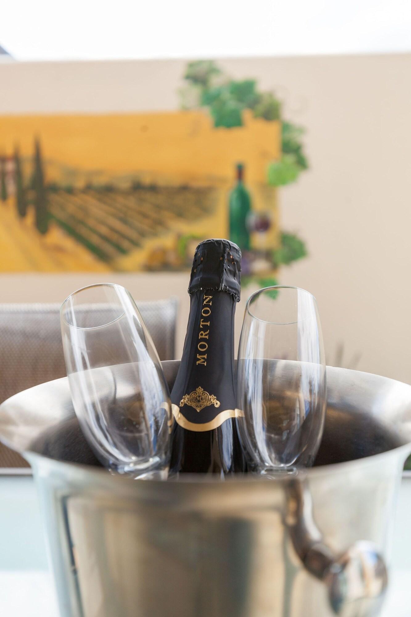 Palazzo Motor Lodge Nelson Luaran gambar A bottle of English sparkling wine