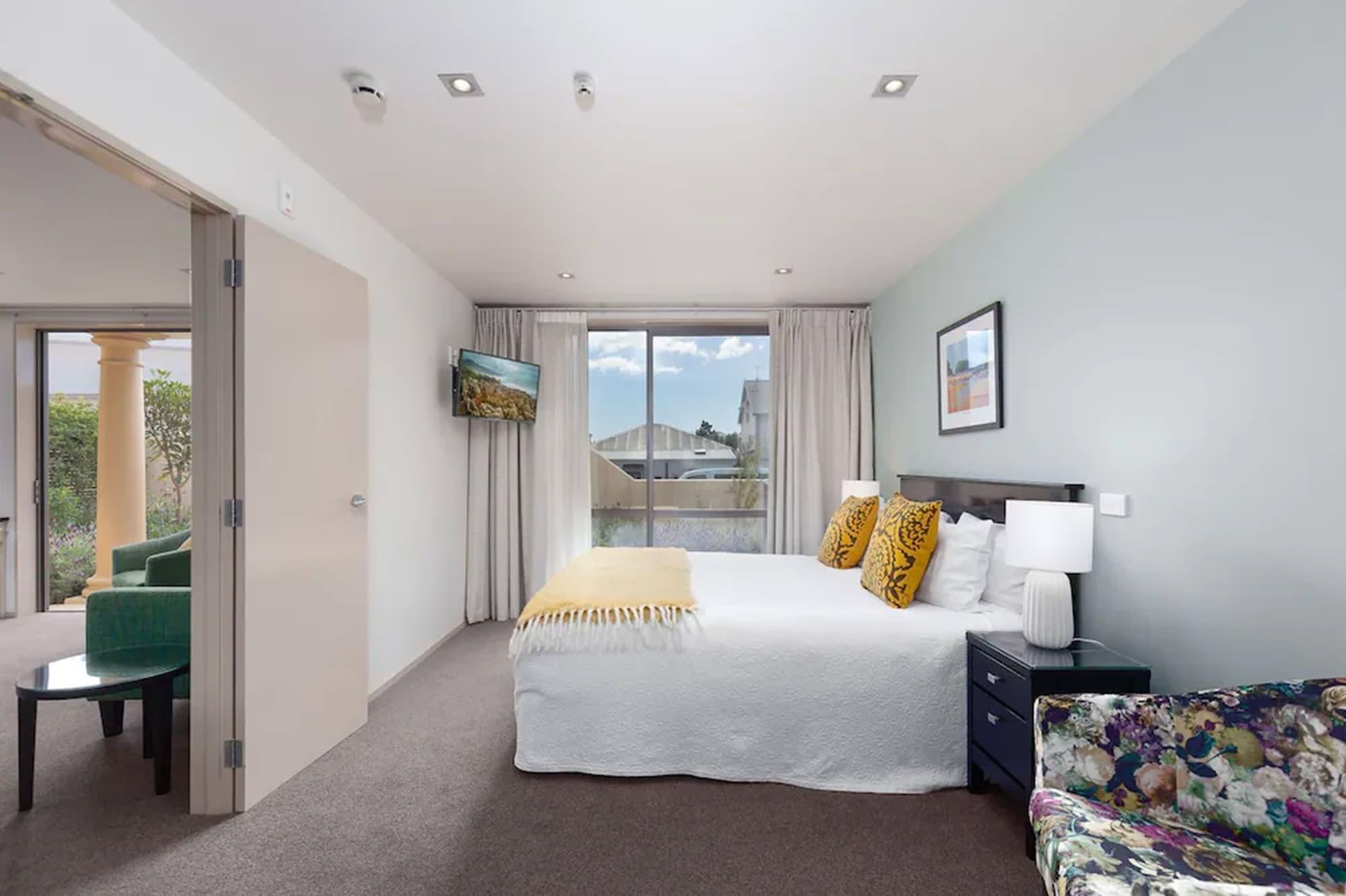 Palazzo Motor Lodge Nelson Luaran gambar A bedroom at the hotel