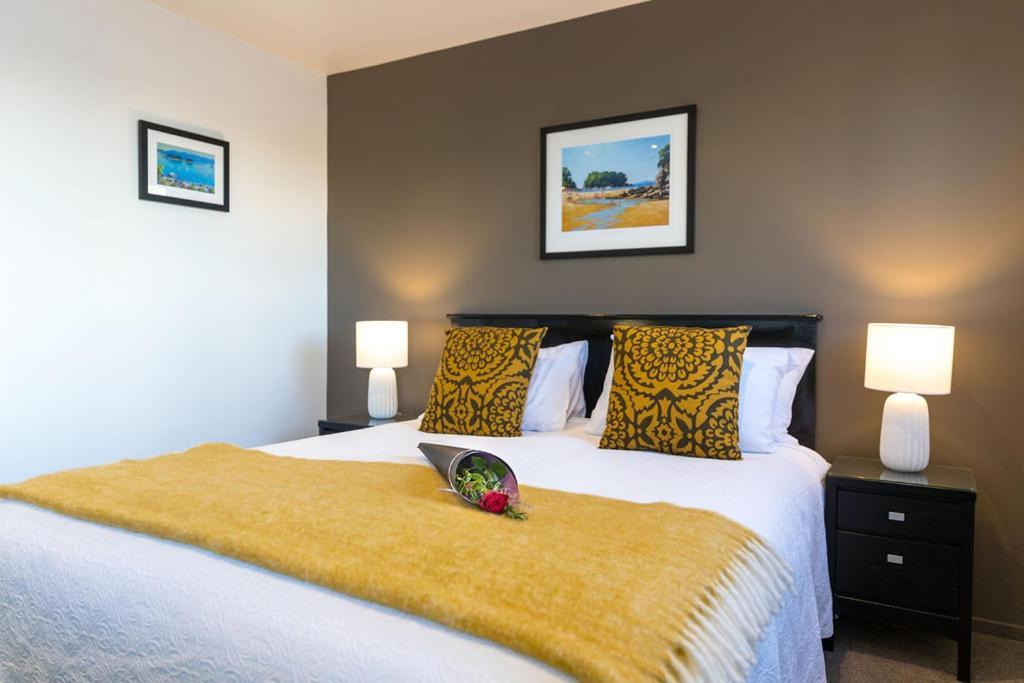 Palazzo Motor Lodge Nelson Luaran gambar A bedroom at the hotel