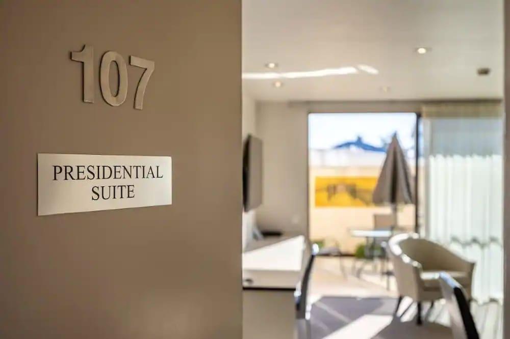 Palazzo Motor Lodge Nelson Luaran gambar Presidential Suite
