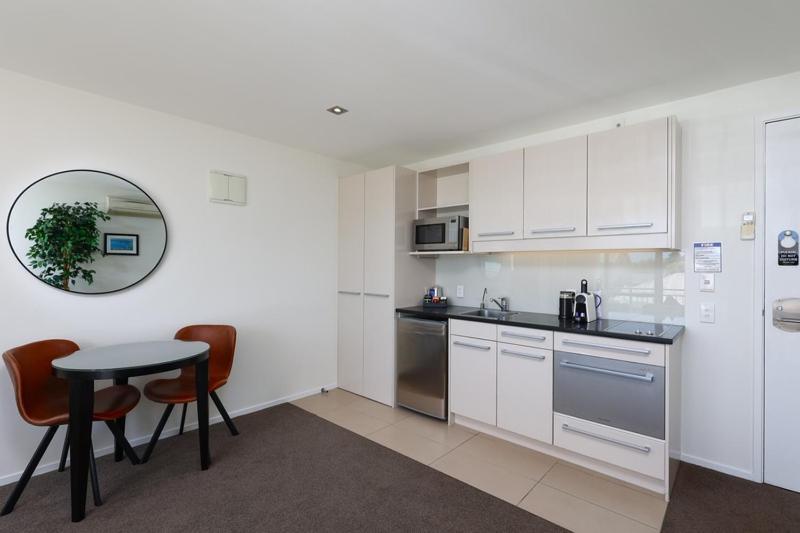 Palazzo Motor Lodge Nelson Luaran gambar A typical kitchen in a serviced apartment