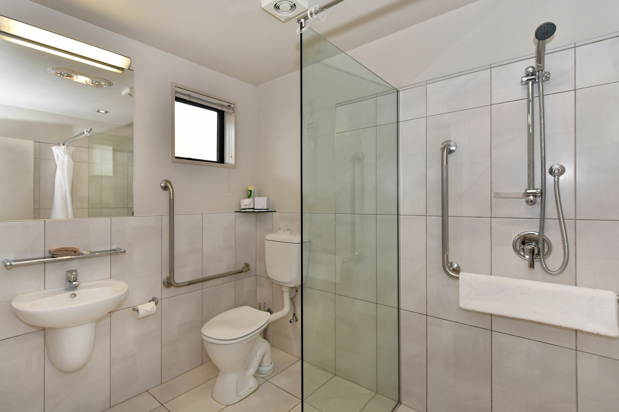 Palazzo Motor Lodge Nelson Luaran gambar A modern bathroom with a shower cubicle