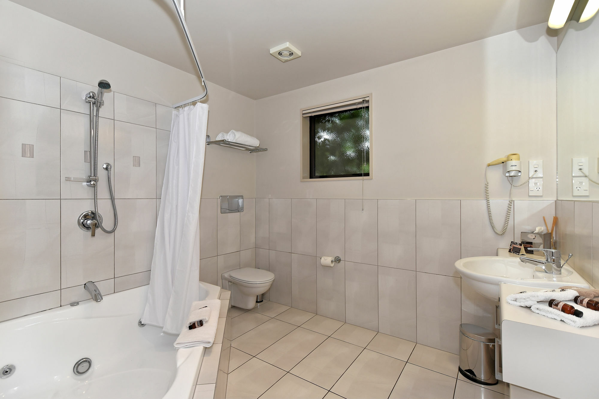 Palazzo Motor Lodge Nelson Luaran gambar Bathroom