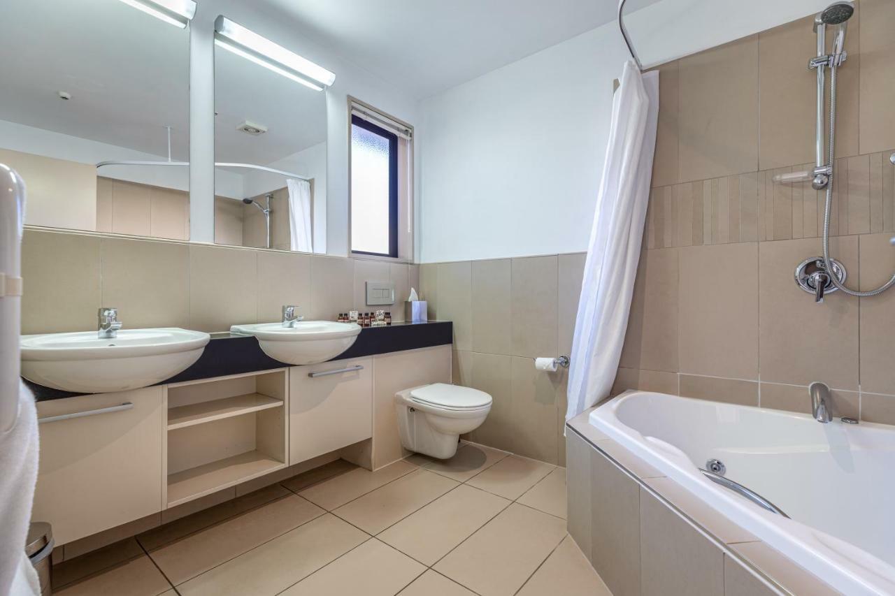 Palazzo Motor Lodge Nelson Luaran gambar A bathroom in a hotel